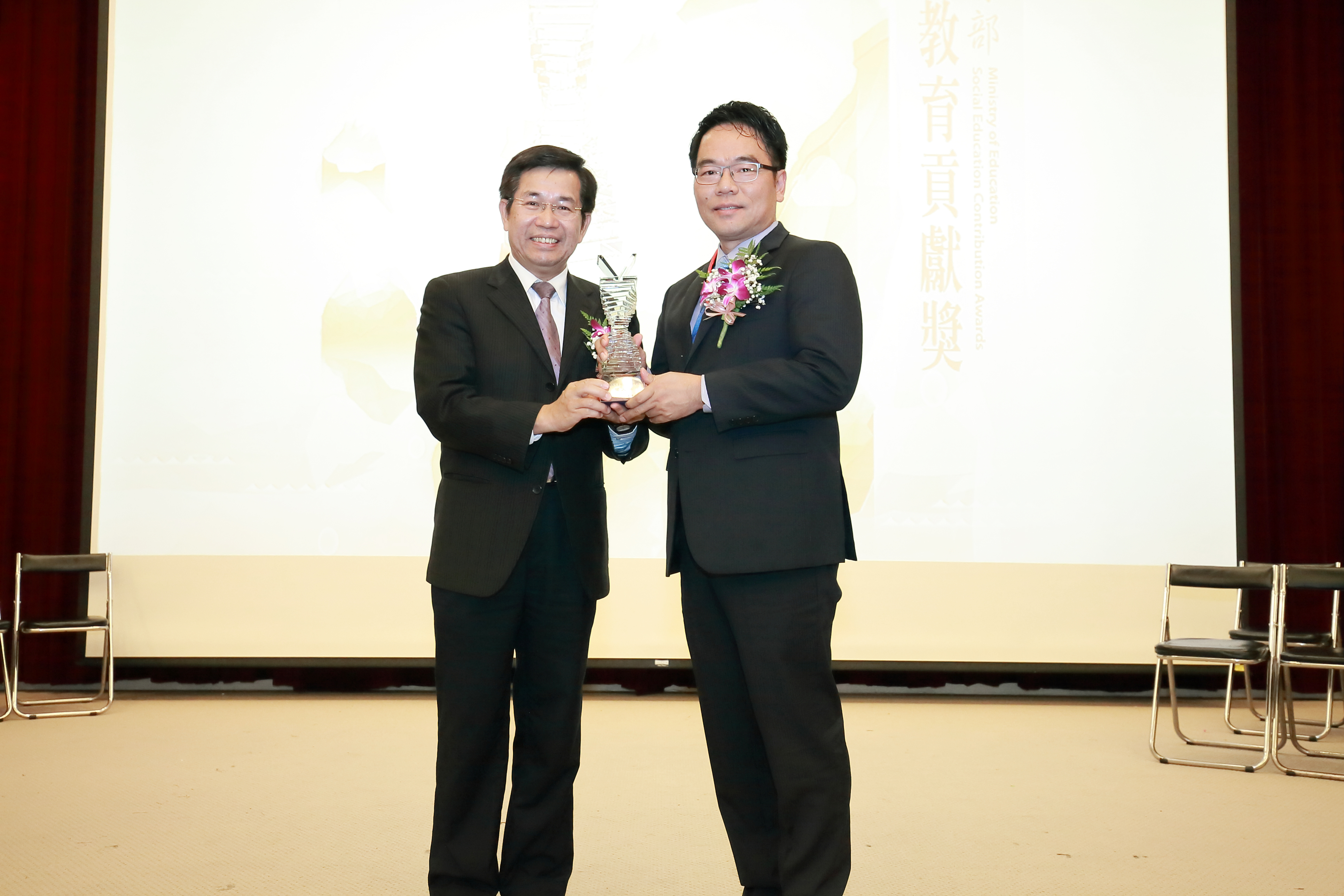 賀碩專班 92 級施富川系友榮獲 108 年度教育部社會教育貢獻獎個人獎