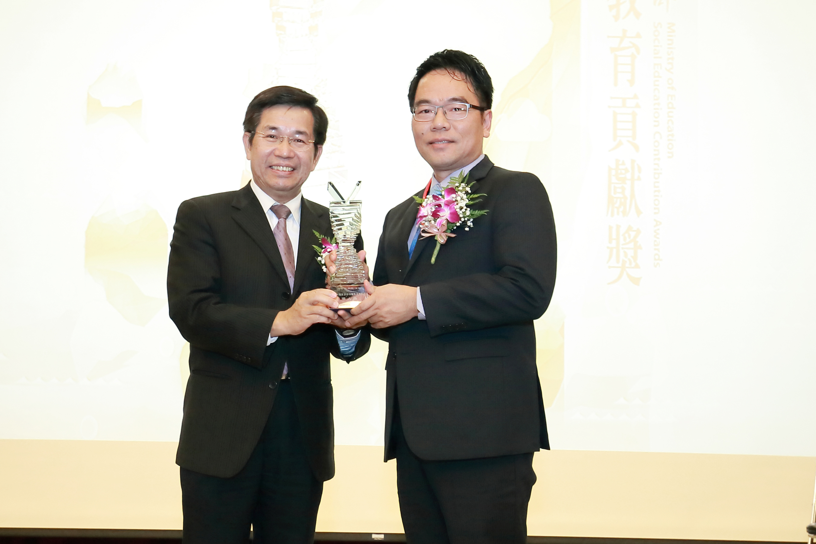 恭喜施富川總經理榮獲教育部頒發社會教育貢獻獎